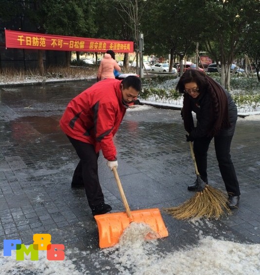 六和天寓工作人员扫雪忙 热情业主买手套
