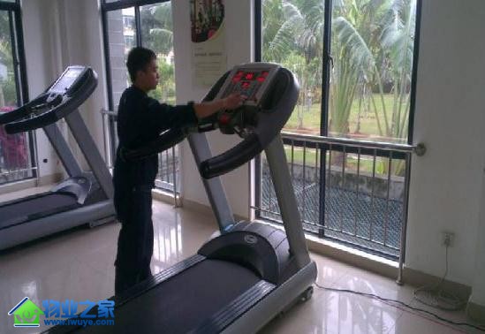 开元物业:对小区健身设备进行全面检修