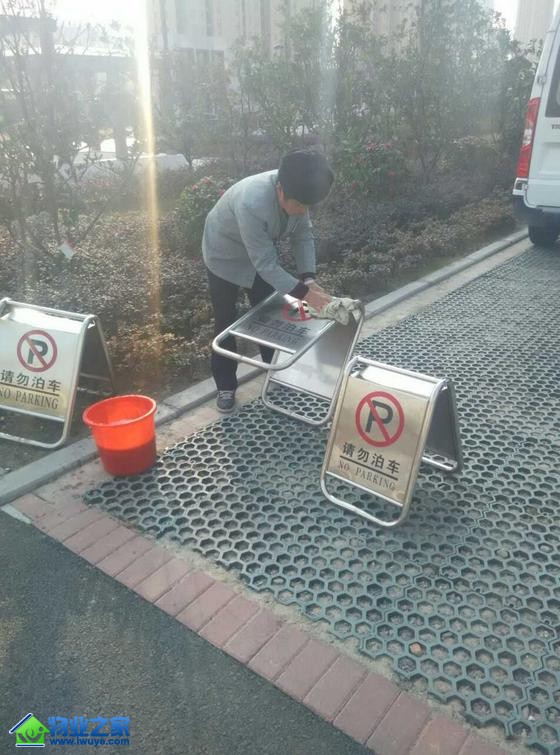 寒冷挡不住萧安物业服务处员工用实际行动美化园区