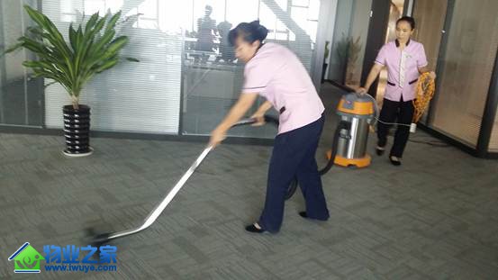 开元物业保洁员深度清洁地毯,打造干净样板间