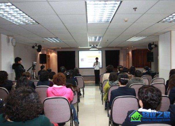 �ڷ���ҵ��˾�ٰ�Ů������������������ѵ����