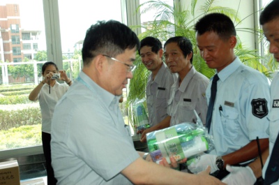 �Ϻ��Ž������쵼ο��ս������ҵһ��Ա��