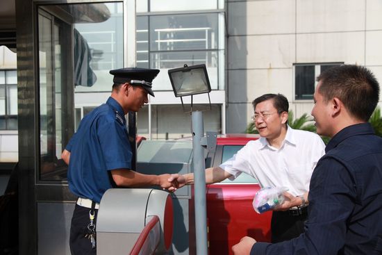 ������ ������ ���ɽ�����ҽԺ�쵼����ο���Ϸ��ͻ���������һ��Ա��